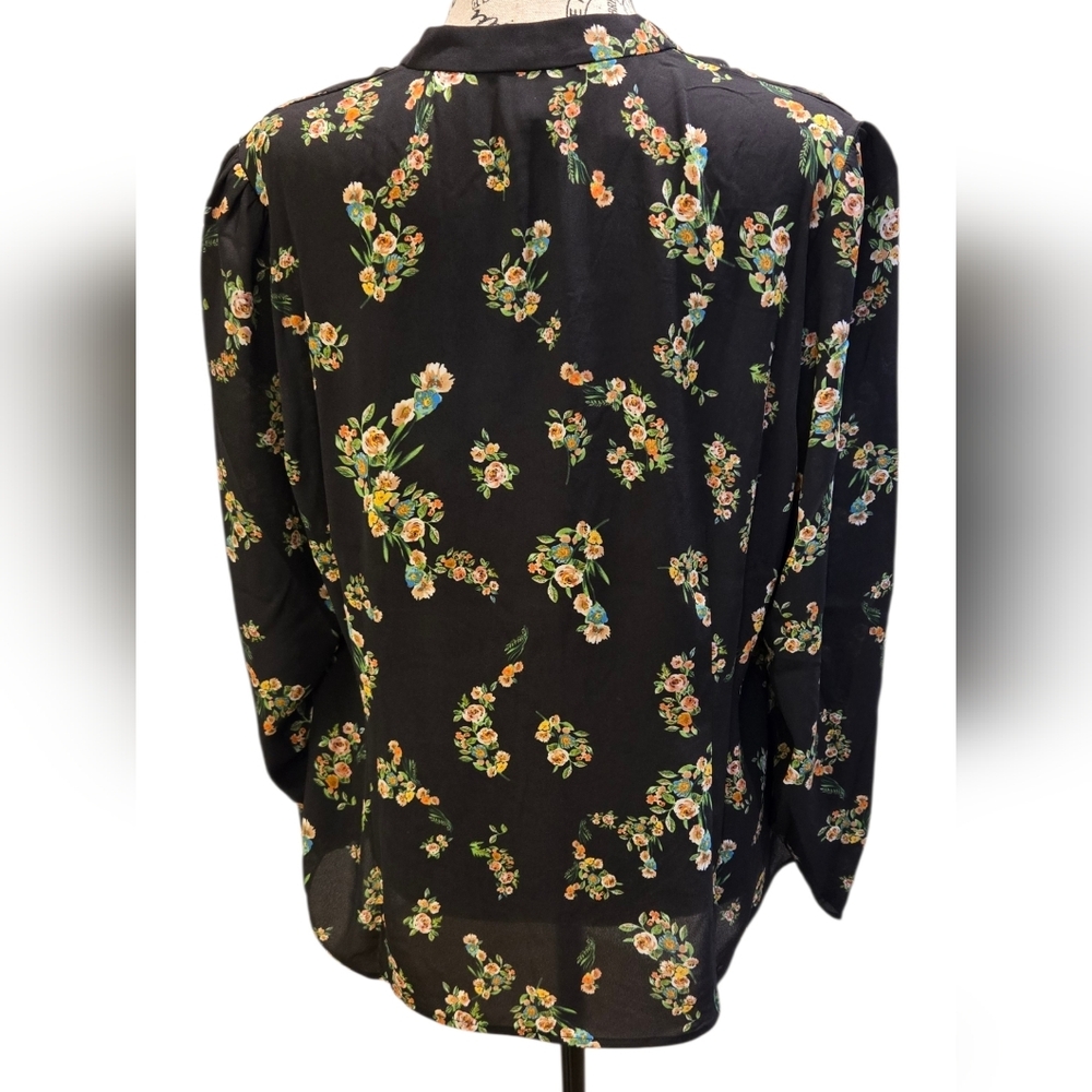 NWT CAbi Dark Floral Button-Up Blouse Sz M - Picture 2 of 5